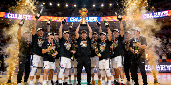 辽宁男篮CBA总决赛夺冠后全队合影 - 球员们举起冠军奖杯喷洒香槟庆祝